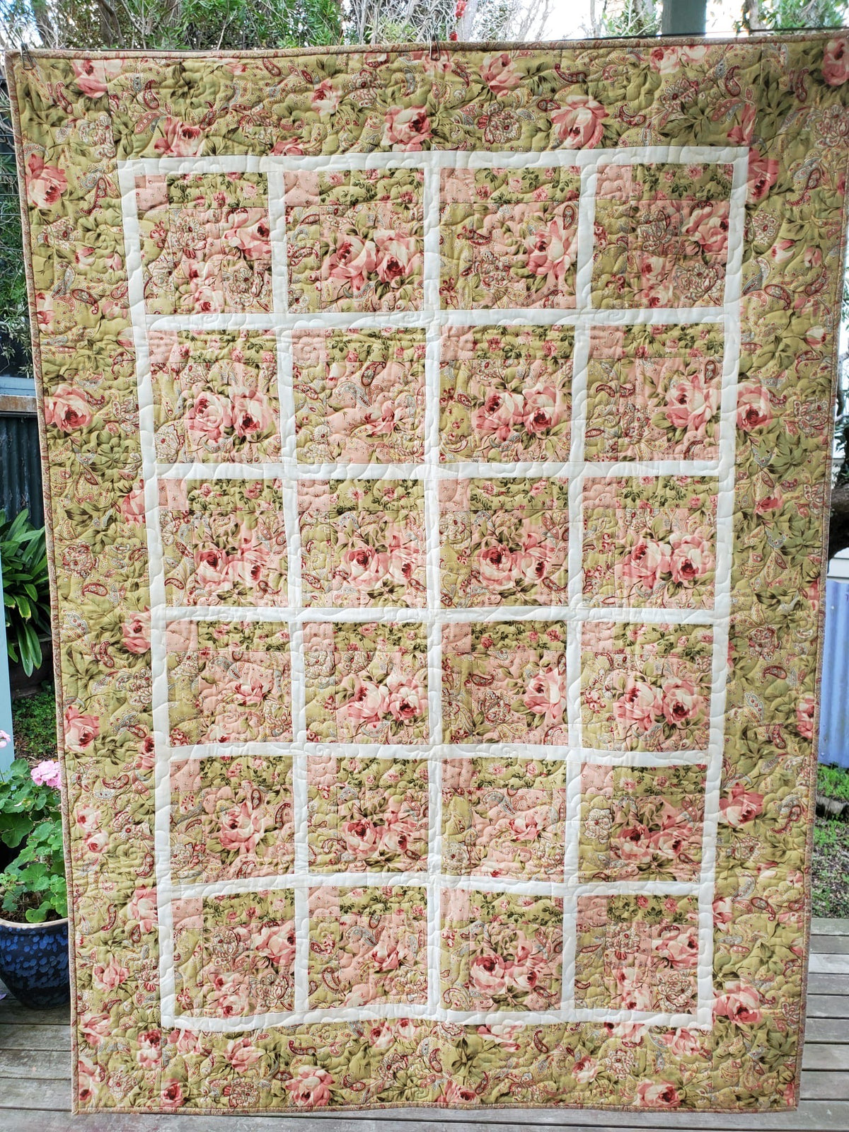 Patchwork Limited Easy Quilt With Roses - Finished Sample – House Of Patchwork Limited